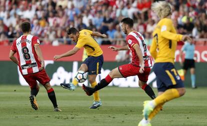 Koke y Pons luchan por un balón.