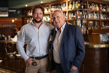 George Diamandopoulos y Alejandro Webelman en el Bar El Bosque, en Ciudad de México, el 15 de julio de 2025.