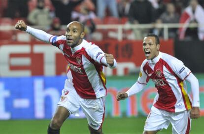 Luis Fabiano y Kanouté celebran el segundo tanto del Sevilla.