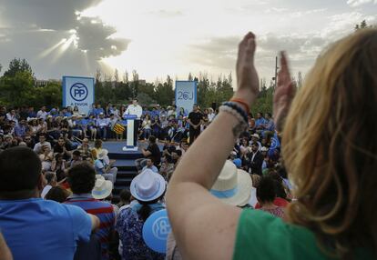 Mariano Rajoy da un discurso durante un mitin en Valencia.