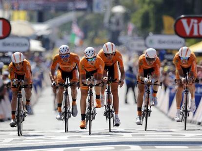 Corredores del Euskaltel Euskadi en la contrarreloj por equipos de este año en Niza.