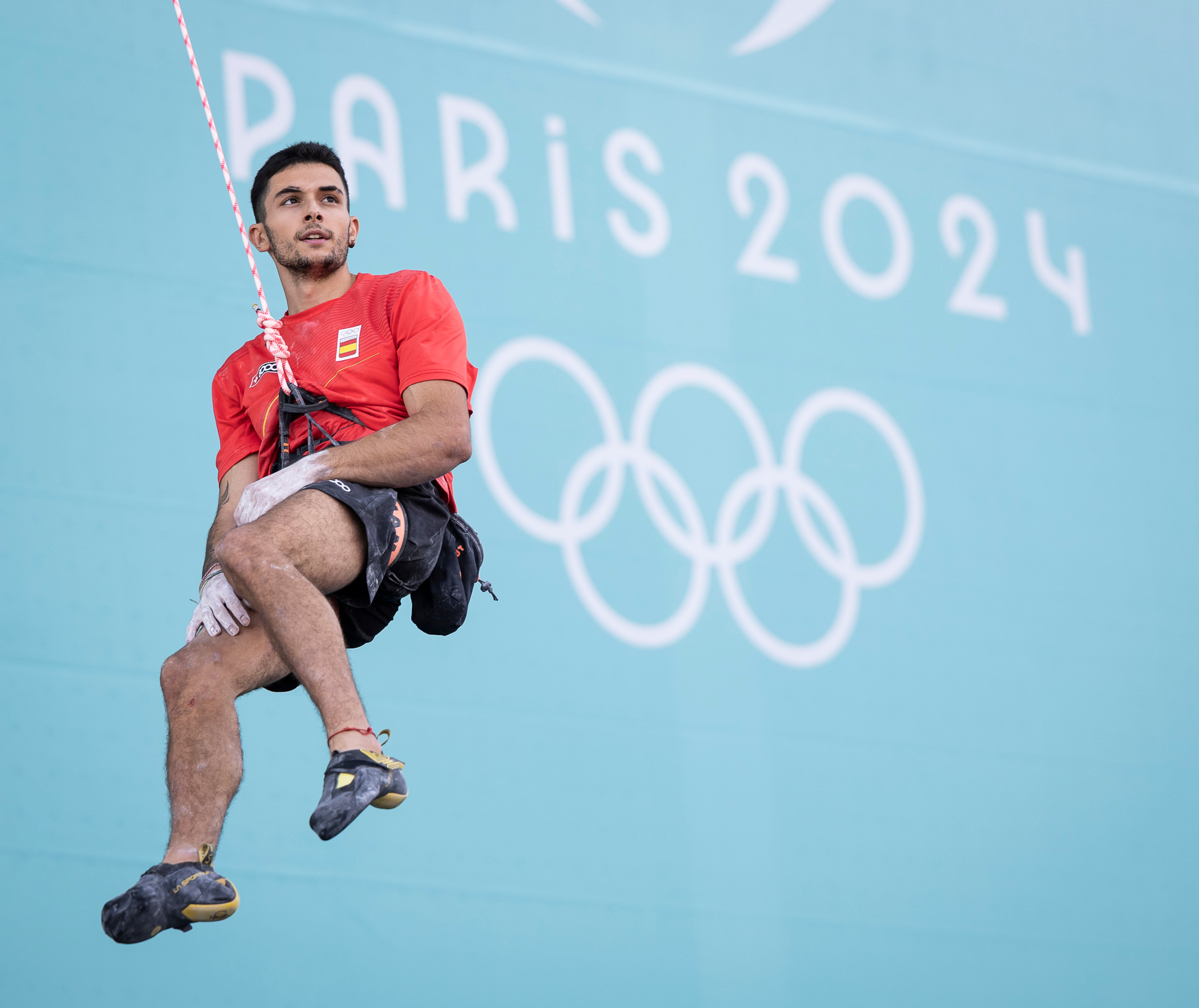 Alberto Ginés durante el ejercicio de dificultad de escalada deportiva en los Juegos de París 2024.