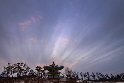 Atardecer tras el pabellón Cheongsong en Pyeongchang, el 19 de febrero de 2018.