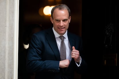 El ministro británico de Exteriores, Dominic Raab, abandona este jueves Downing Street.