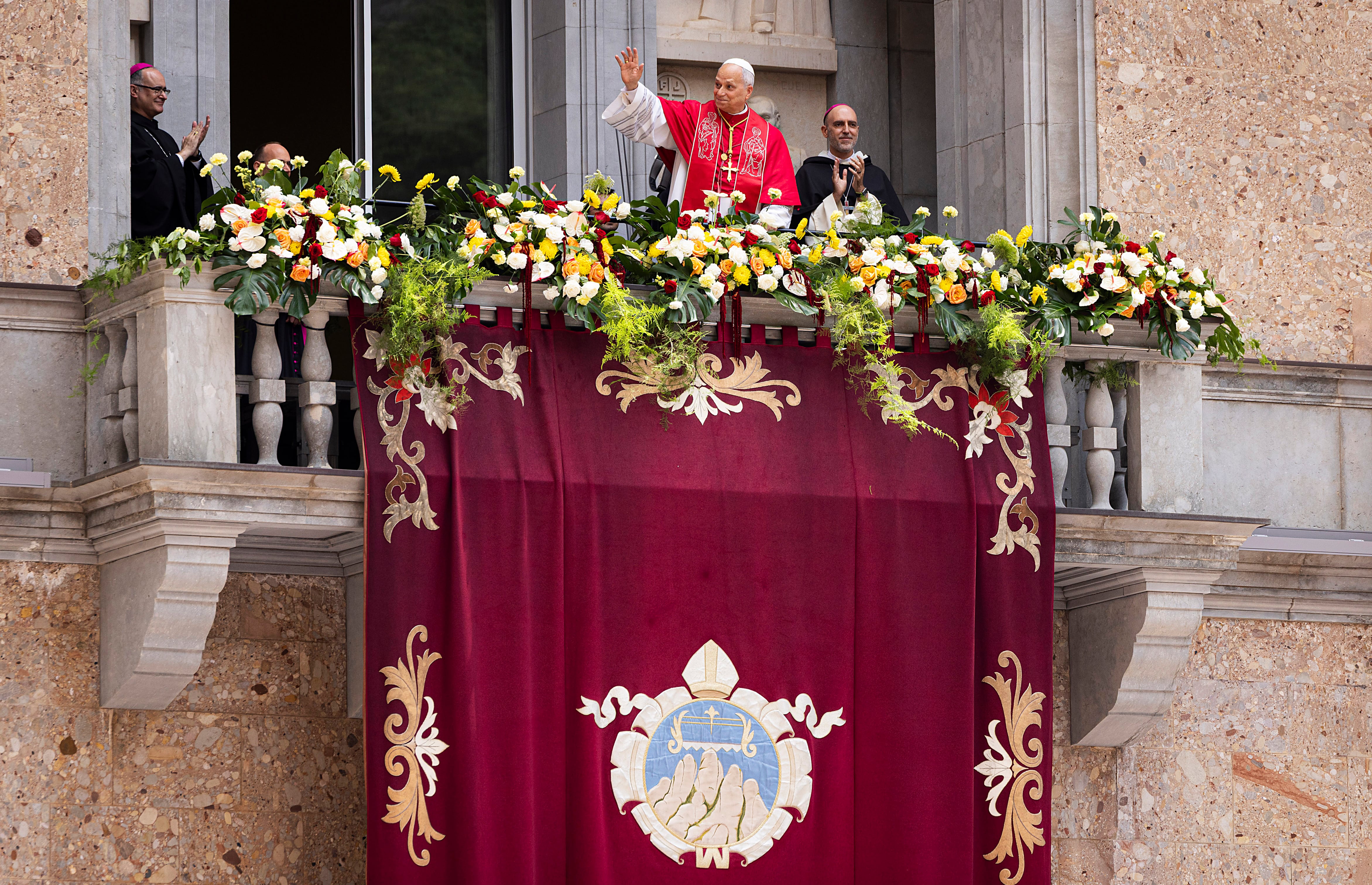El papa León XIV bendice a los fieles en el monasterio de Montserrat, este miércoles.