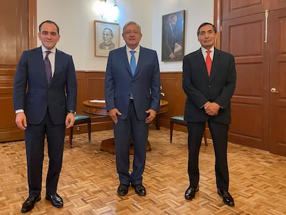 El presidente, Andrés Manuel López Obrador, acompañado por el ministro de Hacienda, Arturo Herrera, y el economista Rogelio Ramírez de la O.