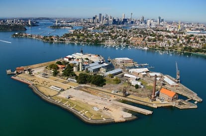 La isla Cockatoo, en la bahía de Sídney, con el puente Harbour al fondo.