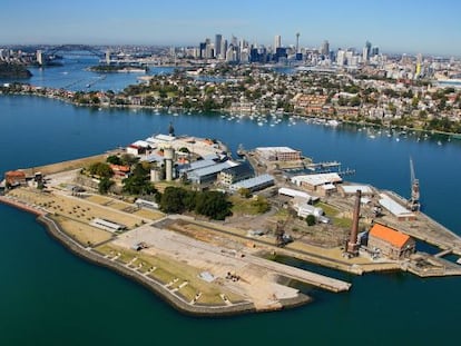 La isla Cockatoo, en la bahía de Sídney, con el puente Harbour al fondo.