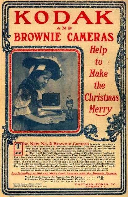 Kodak usó anuncios dirigidos al gran público desde sus inicios: “Kodak y las cámaras Brownie ayudan a que las Navidades sean felices”, se puede leer en este anuncio de principios de siglo, con una niña fotografiando como reclamo.