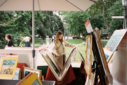 Valverde curiosea pinturas en un puesto de venta callejera junto al Museo del Prado.