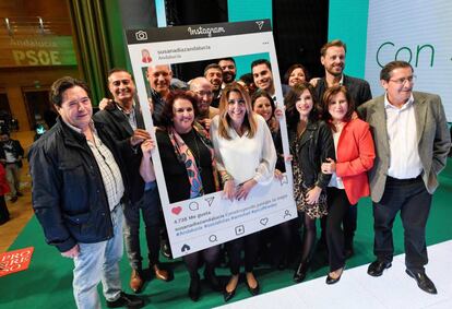 La presidenta de la Junta y candidata del PSOE, Susana Díaz, en el centro de la imagen, en el acto de inicio de la campaña de las elecciones autonómicas celebrado en Granada, el 15 de noviembre de 2018.