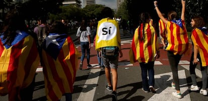 A group of students wearing the Catalan flag march in favor of the referendum.