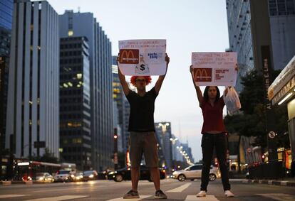 Protestas en Sao Paulo contra las empresas patrocinadoras, en las que se exige que no financien los Juegos en un país que discrimina a los gais.