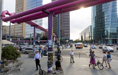 Las t&iacute;picas tuber&iacute;as de desag&uuml;e de color rosa chicle en las cercan&iacute;as de Potsdamer Platz, en el centro de Berl&iacute;n.