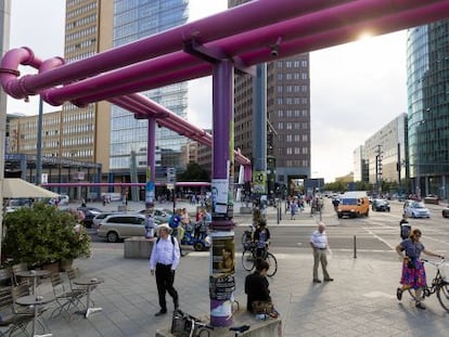 Las t&iacute;picas tuber&iacute;as de desag&uuml;e de color rosa chicle en las cercan&iacute;as de Potsdamer Platz, en el centro de Berl&iacute;n.