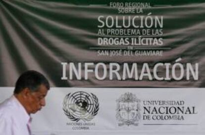 Un hombre asiste este jueves 3 de octubre de 2013, a la clausura del Foro Regional sobre la Solución al Problema de las Drogas Ilícitas, en San José del Guaviare al oriente de Colombia.