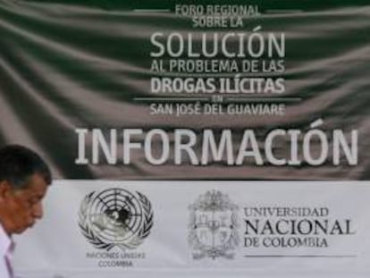 Un hombre asiste este jueves 3 de octubre de 2013, a la clausura del Foro Regional sobre la Solución al Problema de las Drogas Ilícitas, en San José del Guaviare al oriente de Colombia.