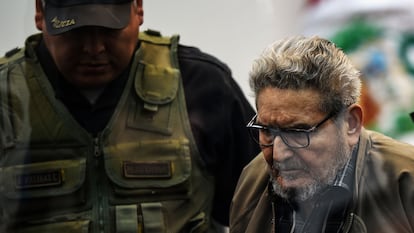 Abimael Guzmán es escoltado por un policía a su llegada a un tribunal de Lima, Perú, en septiembre de 2018.