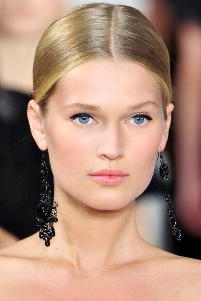 Pocos tipos de maquillaje consiguen darle tanta intensidad a la mirada como un eyeliner negro. En la imagen, una de las modelos del desfile de Ralph Lauren.