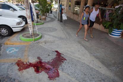 Rastros de sangue de um homicídio ocorrido nesta semana em Acapulco