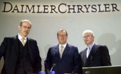 Juergen Zetsche, Juergen Schrempp y Juergen Hubbert, en la conferencia de resultados anual de la fusionada DaimlerChrysler en 2005