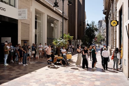 Colas para sacar dinero en un cajero de Valencia por el apagón del lunes.