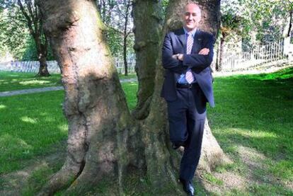 Iñaki Goirizelaia, el pasado viernes en los jardines de la Facultad de Sarriko, en Bilbao.