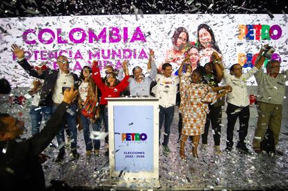 El candidato presidencial colombiano Gustavo Petro (en el centro) celebra su victoria en la noche del domingo en Bogotá.