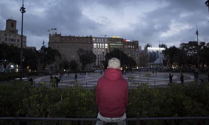 Mohamed, un adolescente marroquí de 15 años, frente a la Plaza Catalunya, en Barcelona.