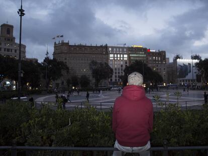 Mohamed, un adolescent marroquí de 15 anys, davant de la plaça Catalunya, a Barcelona.