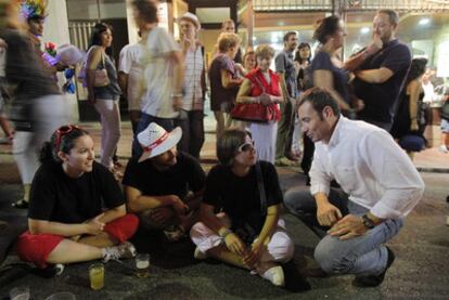 Tomás Gómez charla con unos jóvenes durante las fiestas de Colmenar Viejo.