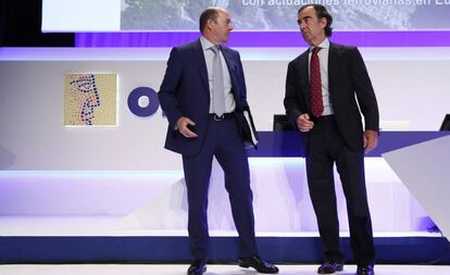 José Antonio Fernández Gallar, CEO de OHL, junto al presidente de la compañía, Juan Villar-Mir, en la junta de accionistas celebrada esta mañana en Madrid.