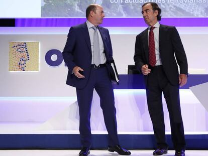 Jos&eacute; Antonio Fern&aacute;ndez Gallar, CEO de OHL, junto al presidente de la compa&ntilde;&iacute;a, Juan Villar-Mir, en la junta de accionistas celebrada esta ma&ntilde;ana en Madrid.