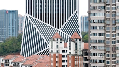 La base facetada del rascacielos rompe el anclaje tradicional de una torre sustituyendo la plataforma por una falda.