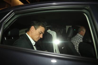 Pedro S&aacute;nchez, anoche a la salida de la sede del PSOE.  
