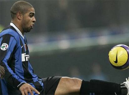 Adriano, en un partido con el Inter