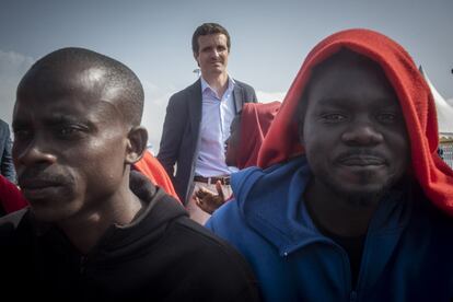 El líder del PP, Pablo Casado (centro), se encuentra con algunos inmigrantes africanos recién llegados, durante su visita a un centro en Algeciras (Cádiz), en agosto de 2018.