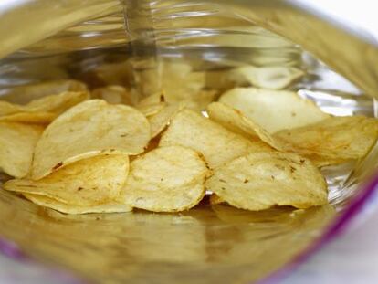 Una bolsa de patatas fritas.