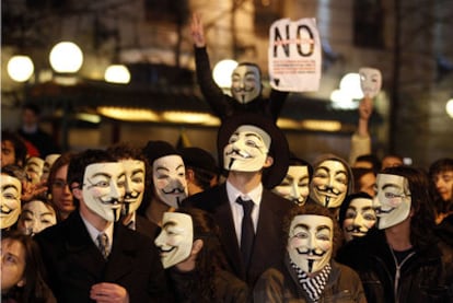 Demonstrators from the Anonymous collective, wearing masks from the film <i>V for Vendetta</i>, at the entrance to the Teatro Real on Sunday.