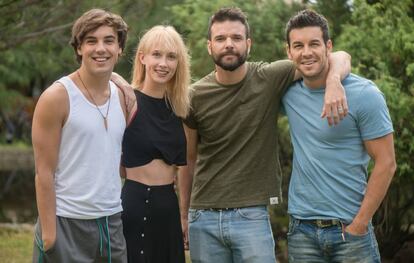 Óscar Casas, Ingrid García -Jonsson, Jon Arias, y Mario Casas en una imagen de promoción de 'Instinto'.