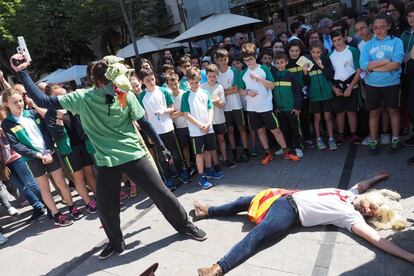 El dragón mata Sant Jordi, y con una pistola, en Girona.
