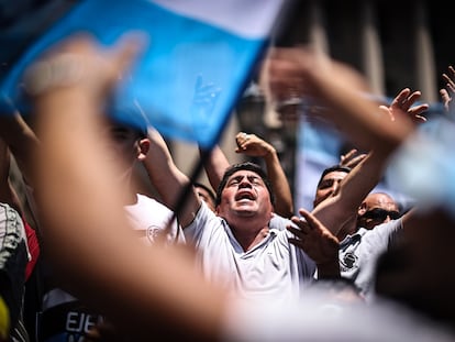 Manifestantes participan en una marcha de protesta contra el Gobierno del presidente Javier Milei, este miércoles, en Buenos Aires.