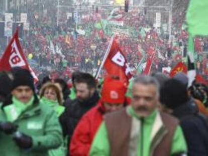 Miles de personas participan en una manifestación por las calles de Bruselas. EFE/Archivo