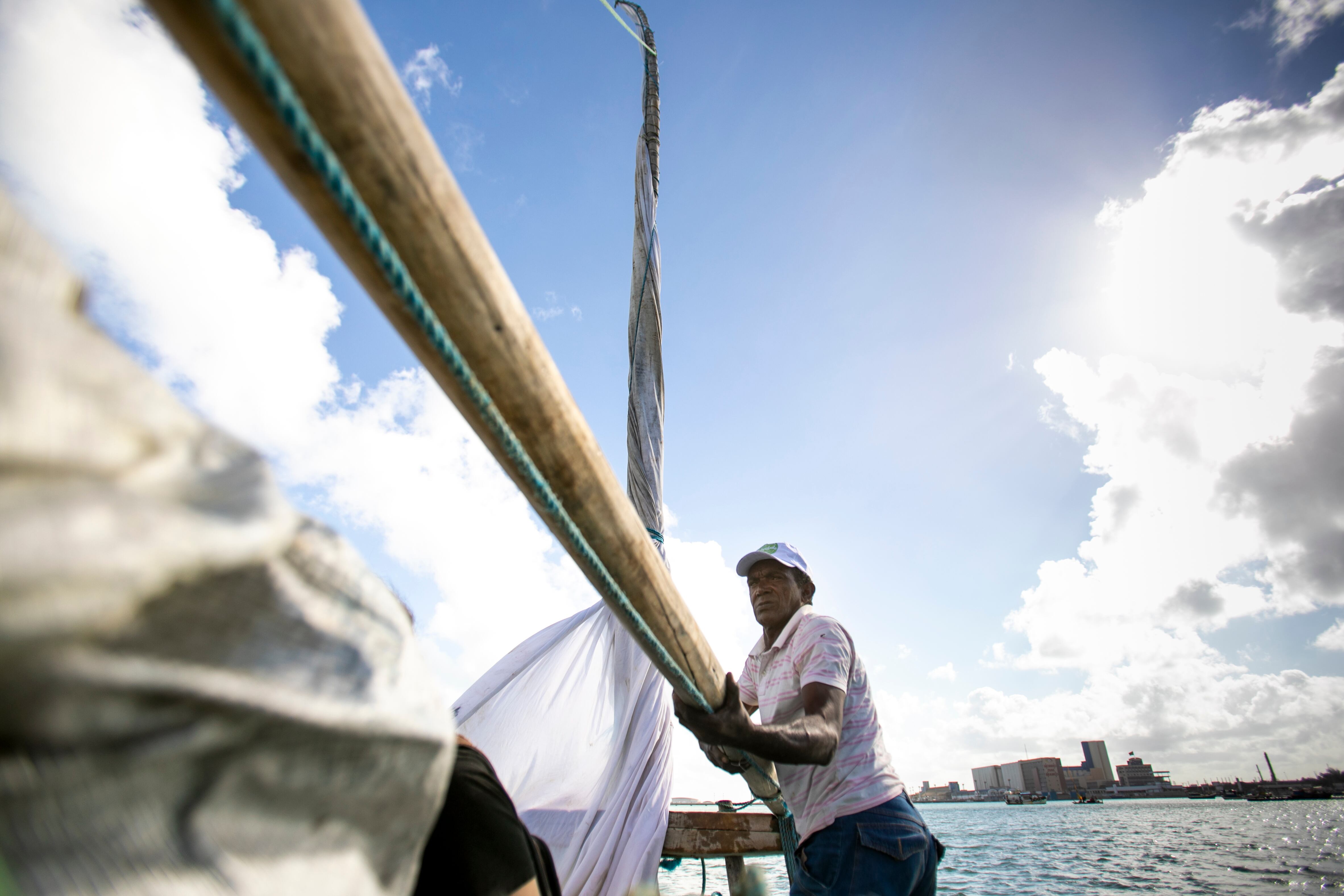 El pescador Luciano Preto maneja el mástil de la balsa para izar la vela.