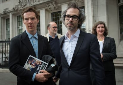 James Rhodes, junto al actor Benedict Cumberbatch (con el libro del músico en sus manos), ante el Tribunal Supremo de Londres en mayo. 