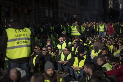 Taxistas realizan una sentada durante la concentración en Vía Laietana de Barcelona. 