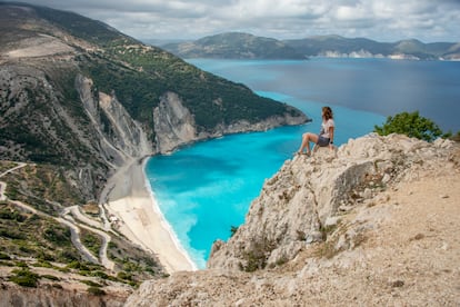 Playa de Myrtos (Cefalonia, Grecia). Rodeada de montañas, es un lugar pintoresco para un tranquilo día de playa. Un chapuzón en las aguas azul cobalto, practicar esnórquel o degustar un delicioso café en un chiringuito. En pocas ocasiones se llena de gente, por lo que hay mucho espacio para pasar el rato y simplemente disfrutar de un ambiente relajado. Según los locales, finales de abril y septiembre son las mejores épocas para ir, y evitar así las multitudes del verano.
