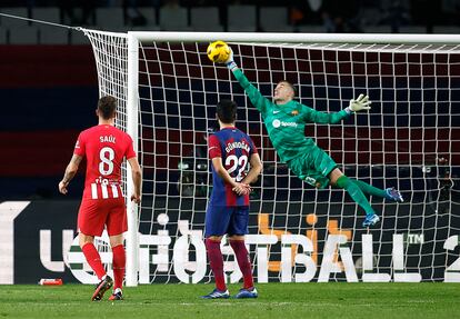 Peña para el lanzamiento de falta de Depay en el envite ante el Atlético.