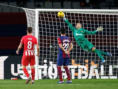 Peña para el lanzamiento de falta de Depay en el envite ante el Atlético.