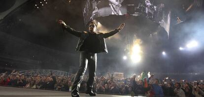 Bono, cantante de U2, durante un concierto de la banda en Barcelona